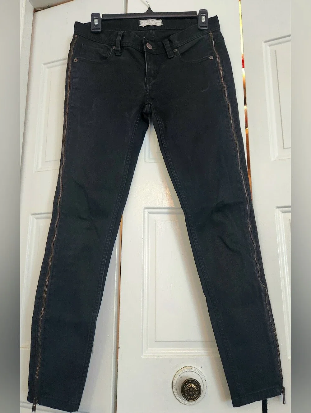 FREE PEOPLE BLACK SKINNY SIDE LEG ZIPPER JEANS, 26